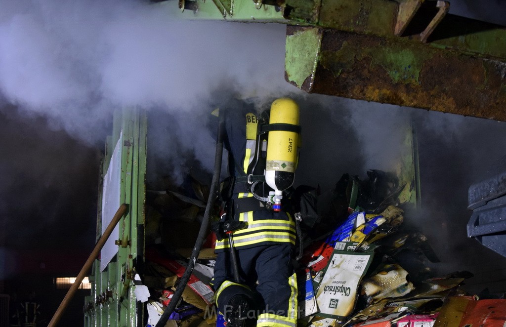 Feuer Papp Presscontainer Koeln Hoehenberg Bochumerstr P318.JPG - Miklos Laubert